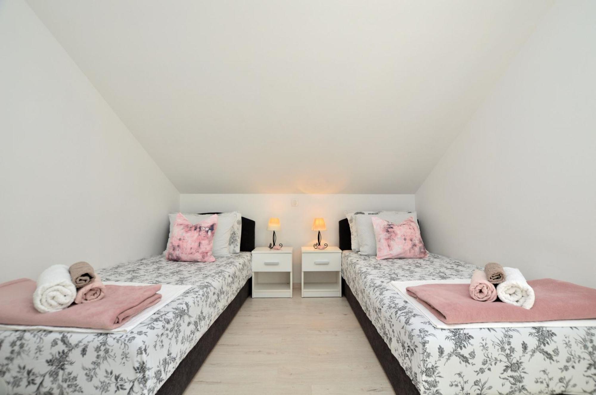 Apartments Viktoria ลอฟราน ภายนอก รูปภาพ