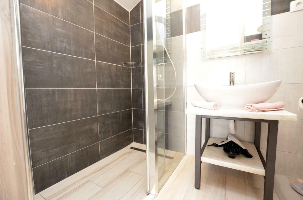 Apartments Viktoria ลอฟราน ภายนอก รูปภาพ
