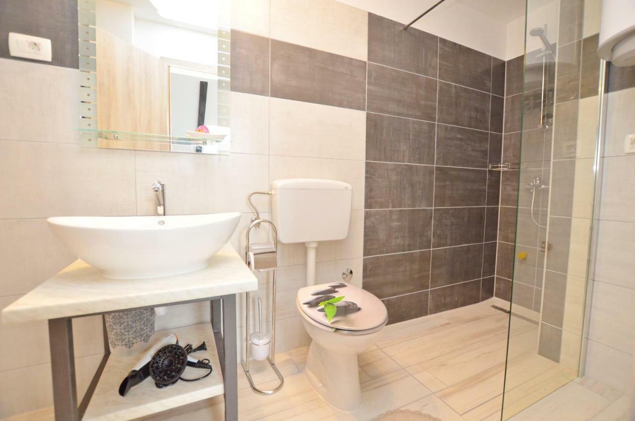Apartments Viktoria ลอฟราน ภายนอก รูปภาพ