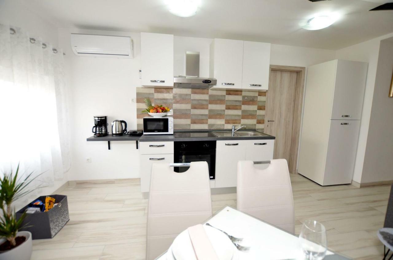 Apartments Viktoria ลอฟราน ภายนอก รูปภาพ
