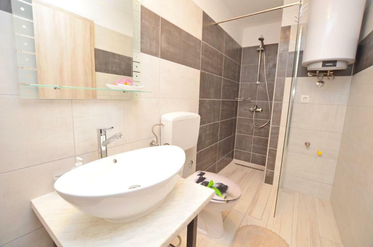 Apartments Viktoria ลอฟราน ภายนอก รูปภาพ